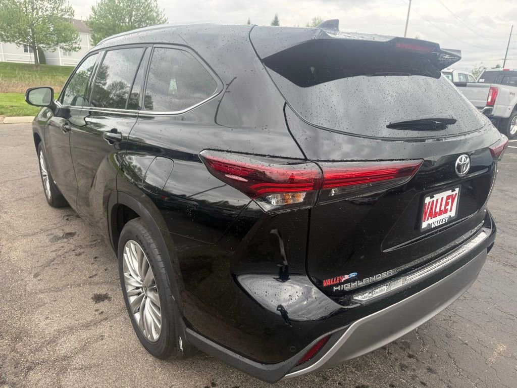 Used 2025 Toyota Highlander Platinum AWD/4WD image 5