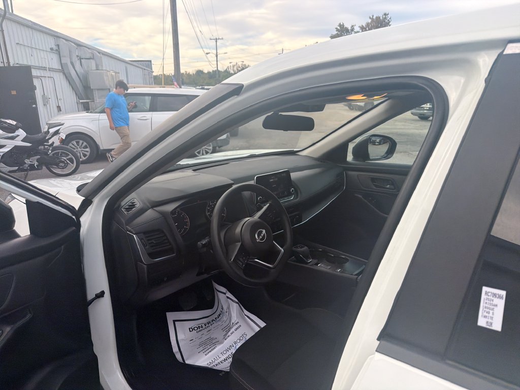 Used 2024 Nissan Rogue S FWD image 15