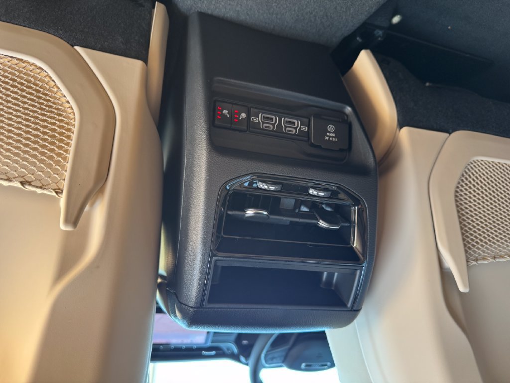 Used 2025 Jeep Grand Cherokee Limited AWD/4WD image 15