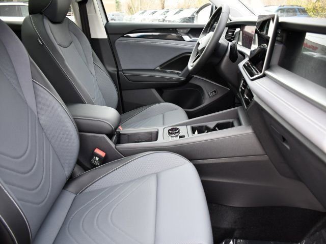 New 2026 Volkswagen Tiguan SE FWD image 29