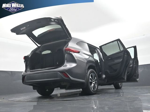 Used 2022 Toyota Highlander XLE FWD image 29