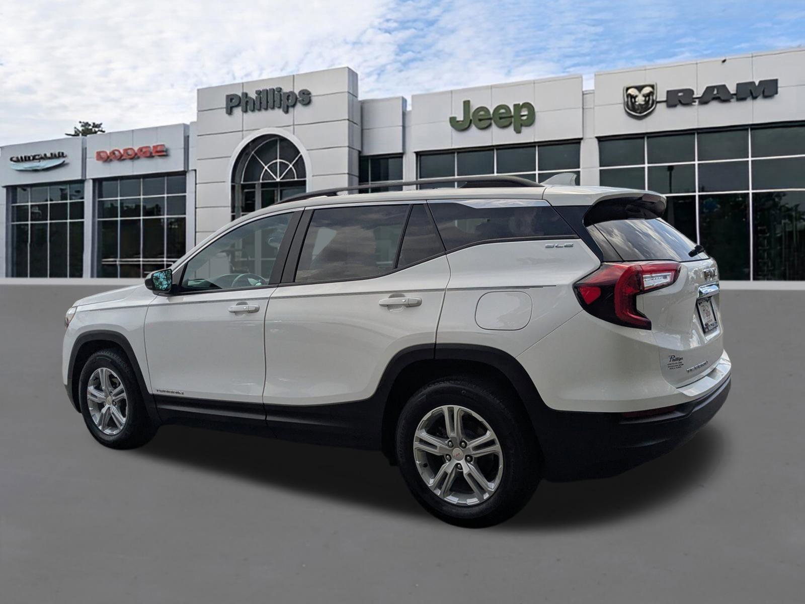 Used 2023 GMC Terrain SLE w/ Driver Convenience Package image 5