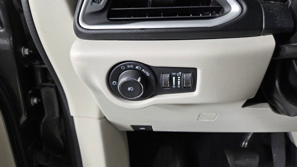 Used 2021 Chrysler Pacifica Touring-L FWD image 20