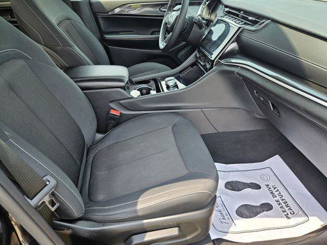Used 2023 Jeep Grand Cherokee Laredo AWD/4WD image 21