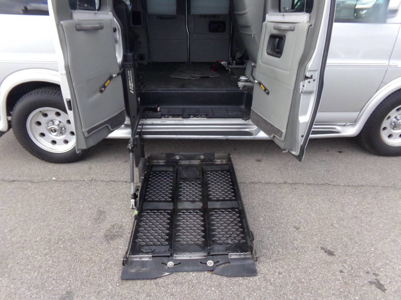 Used 2010 GMC Savana 1500 w/ Preferred Equipment Group image 27