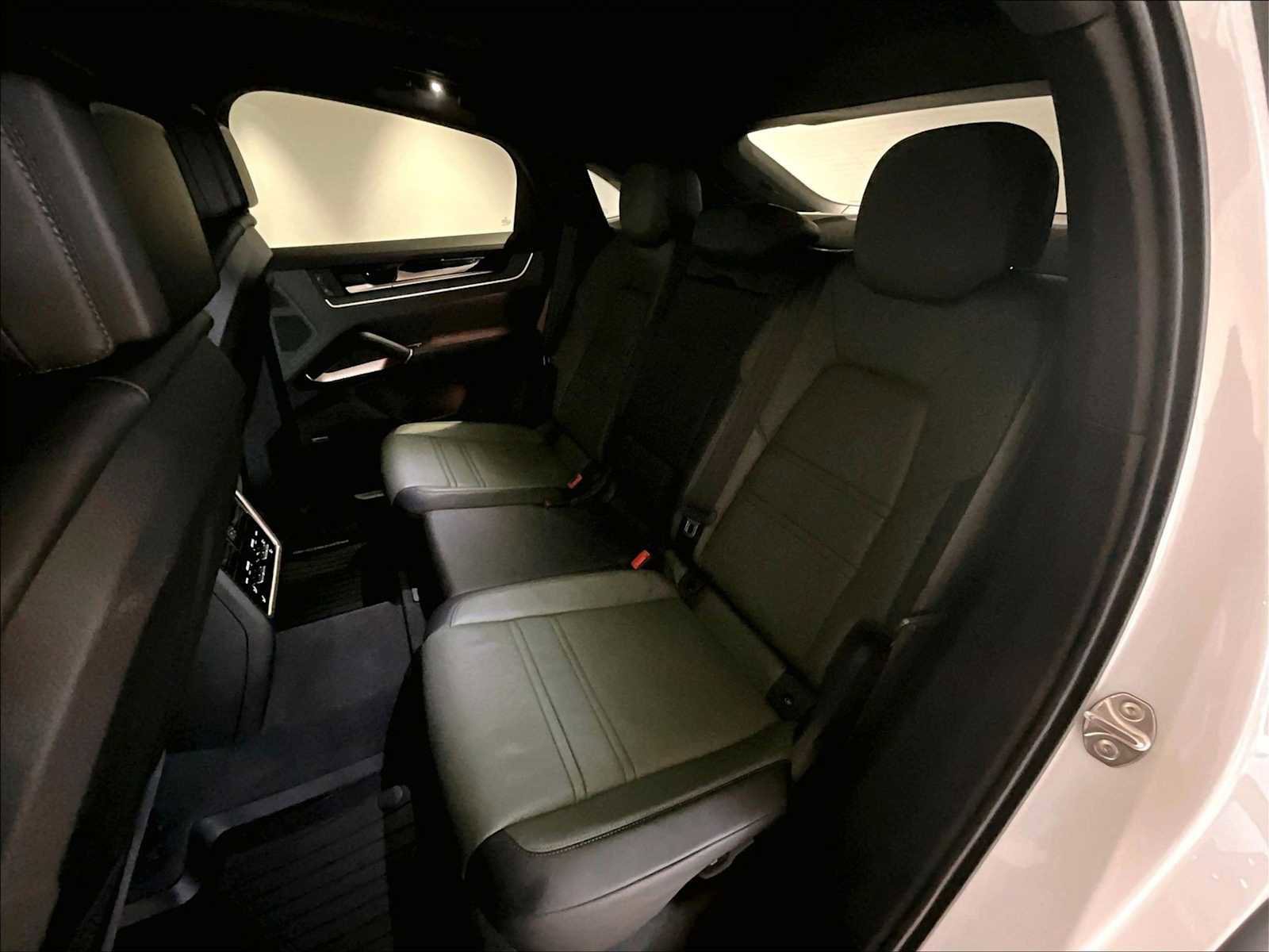 Used 2025 Porsche Cayenne Coupe image 30