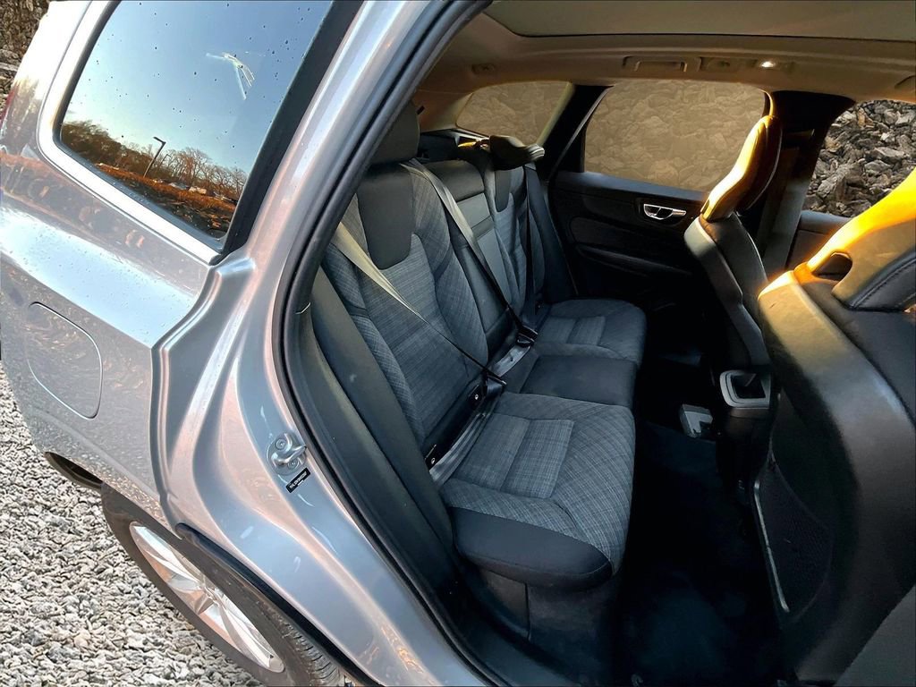 Used 2022 Volvo XC60 B5 Momentum image 23