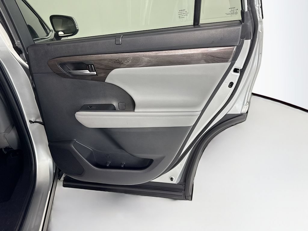 Used 2022 Toyota Highlander Limited FWD image 28