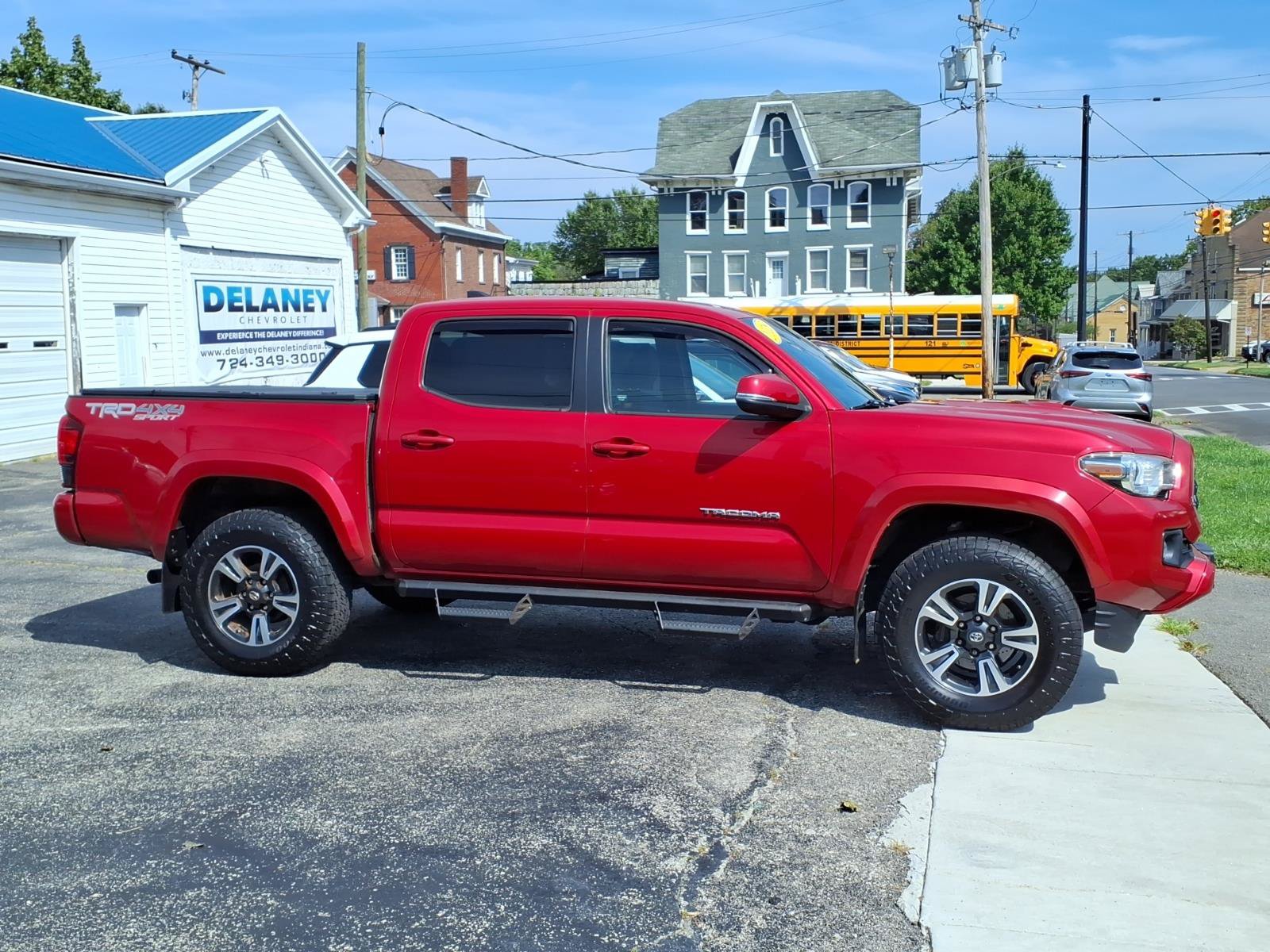 Used 2018 Toyota Tacoma TRD Sport AWD/4WD image 2