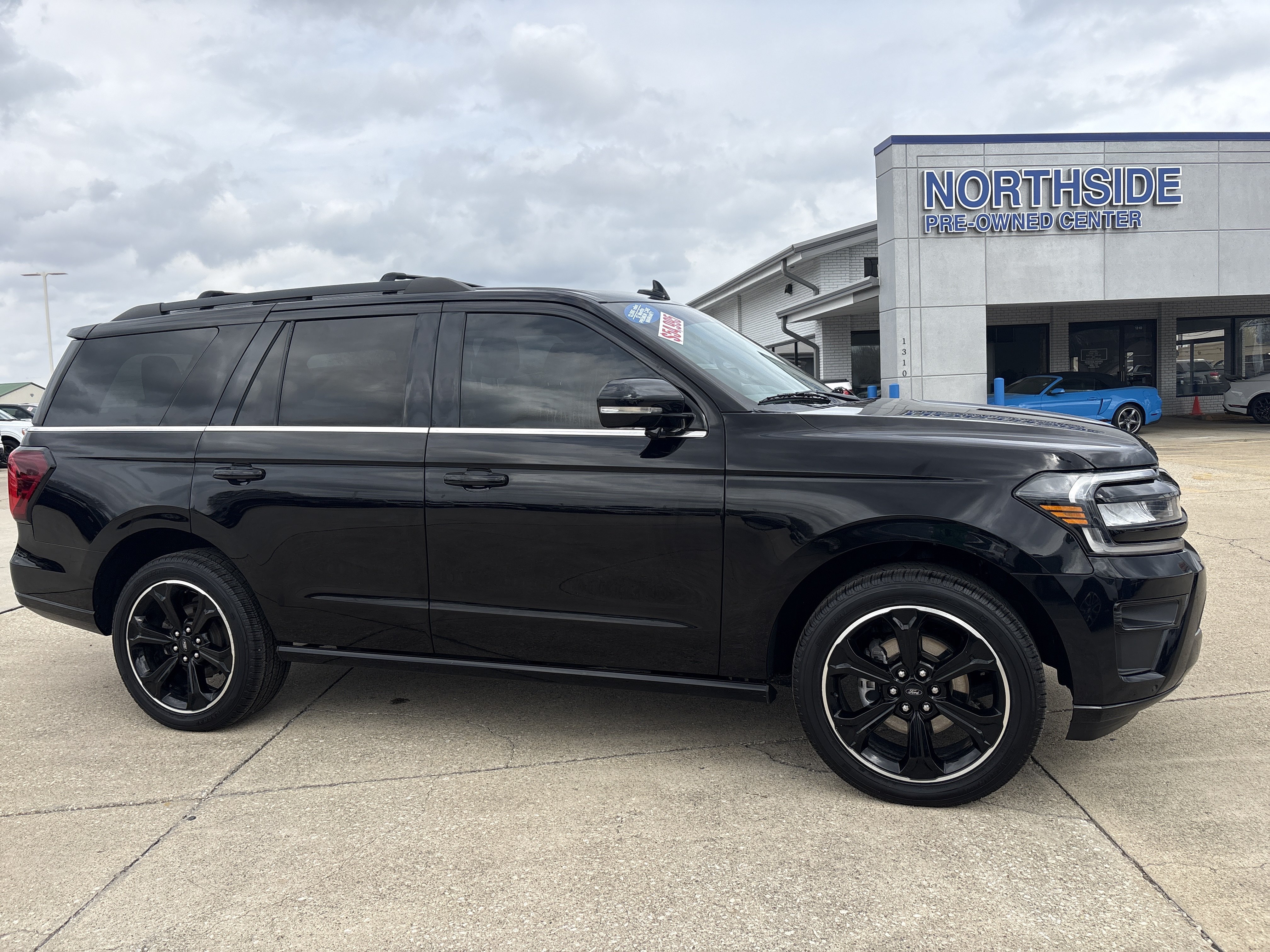 Used 2023 Ford Expedition Limited AWD/4WD image 2