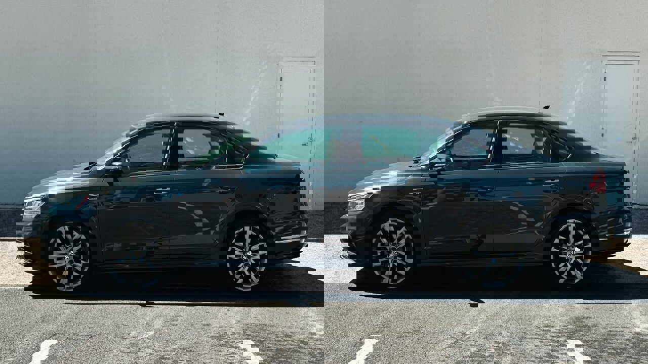 Used 2018 Volkswagen Passat 2.0T R-Line w/ R-Line Lighting Package FWD image 2