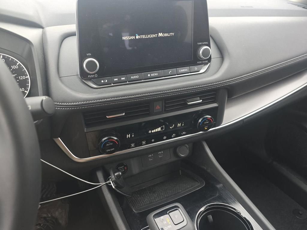 Certified 2025 Nissan Rogue SV image 15