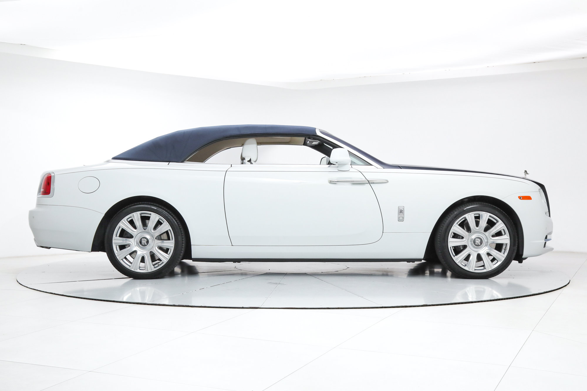 Used 2017 Rolls-Royce Dawn RWD image 7