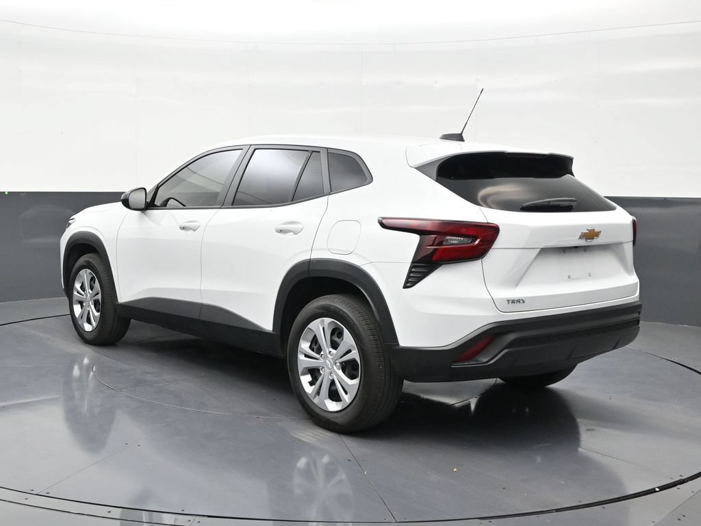Used 2026 Chevrolet Trax LS FWD image 3