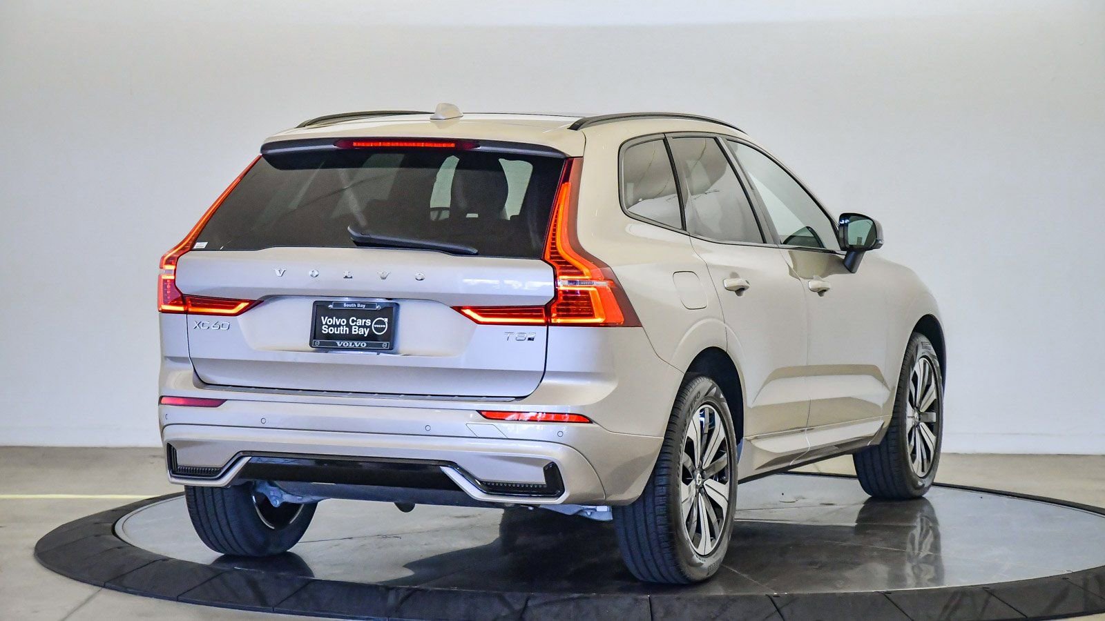 Certified 2025 Volvo XC60 T8 Core w/ Protection Package Premier image 4