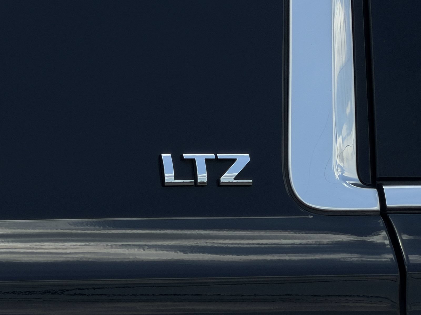 Used 2015 Chevrolet Suburban LTZ AWD/4WD image 11