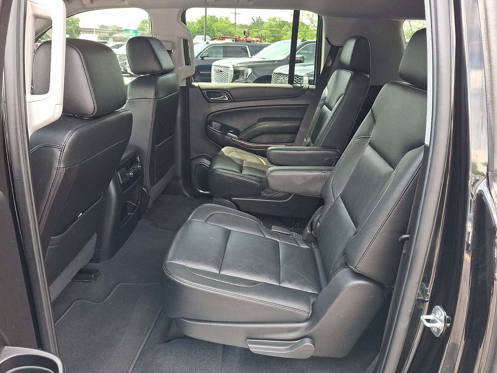Used 2020 Chevrolet Suburban LT w/ Luxury Package AWD/4WD image 11