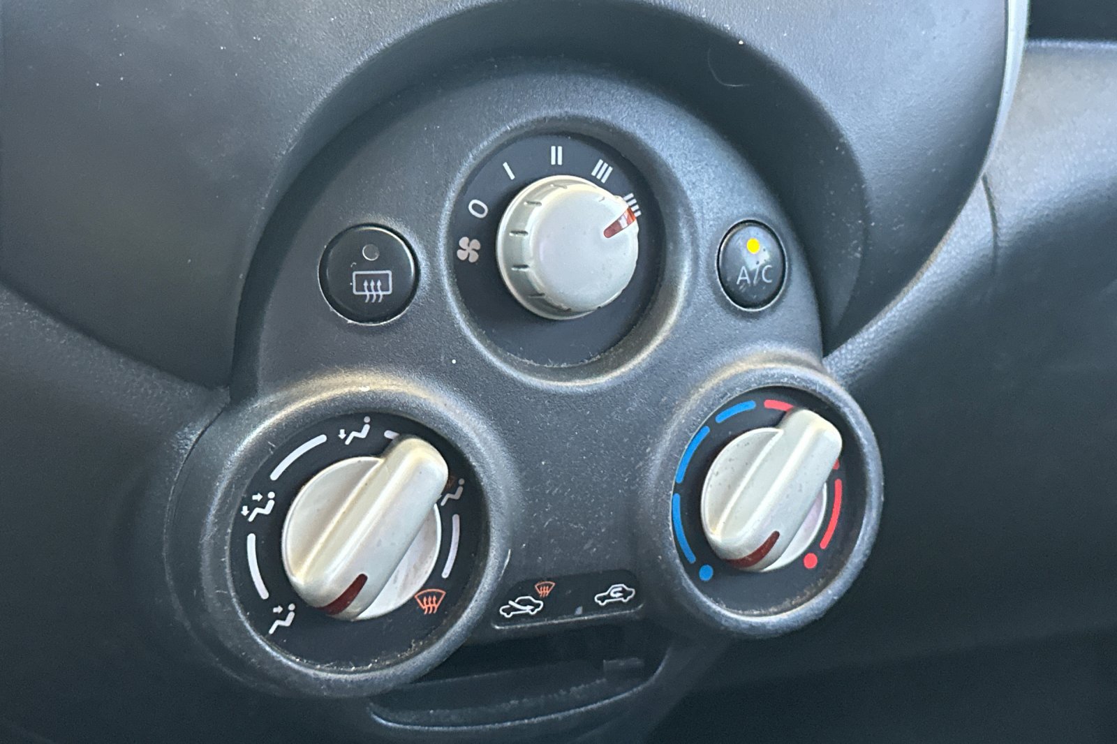 Used 2014 Nissan Versa SV FWD image 18