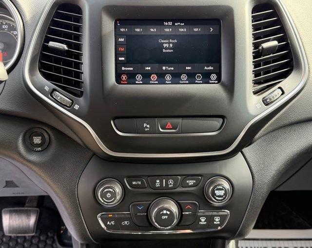 Used 2019 Jeep Cherokee Latitude Plus w/ Cold Weather Group AWD/4WD image 5