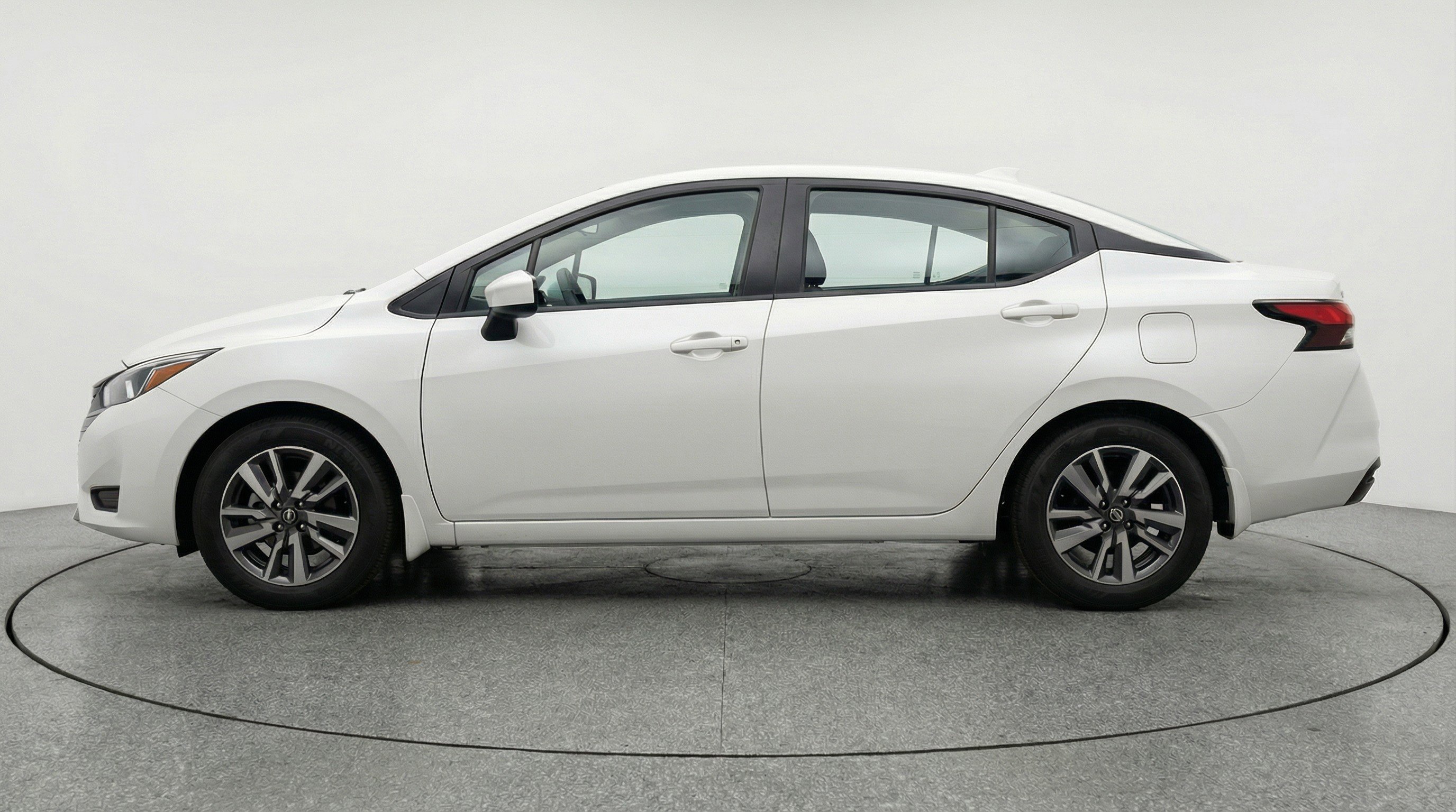 Used 2025 Nissan Versa SV image 5