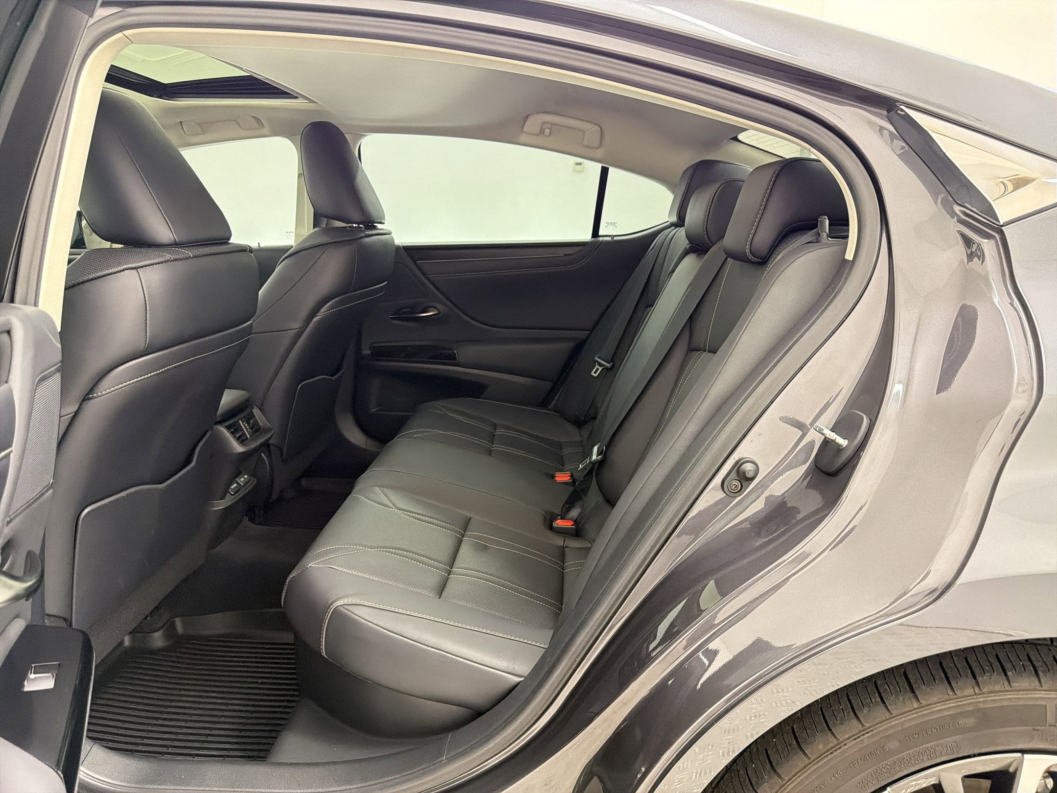 Certified 2023 Lexus ES 300h w/ Luxury Package FWD image 15