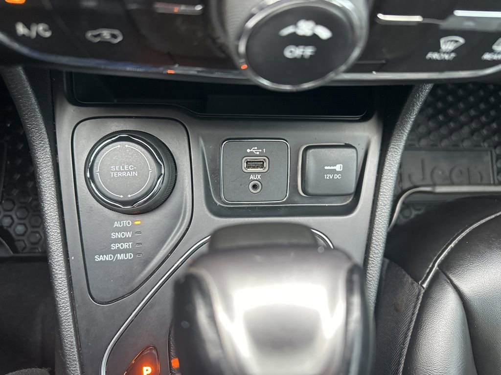 Used 2022 Jeep Cherokee Latitude AWD/4WD image 6