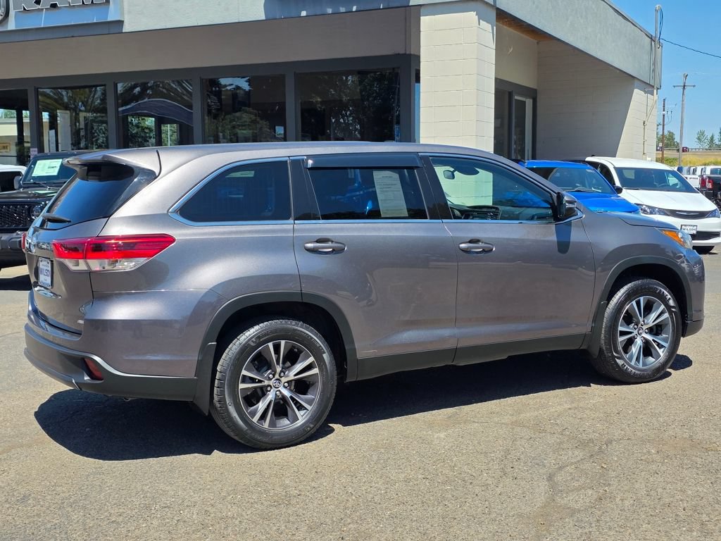 Used 2019 Toyota Highlander LE AWD/4WD image 34