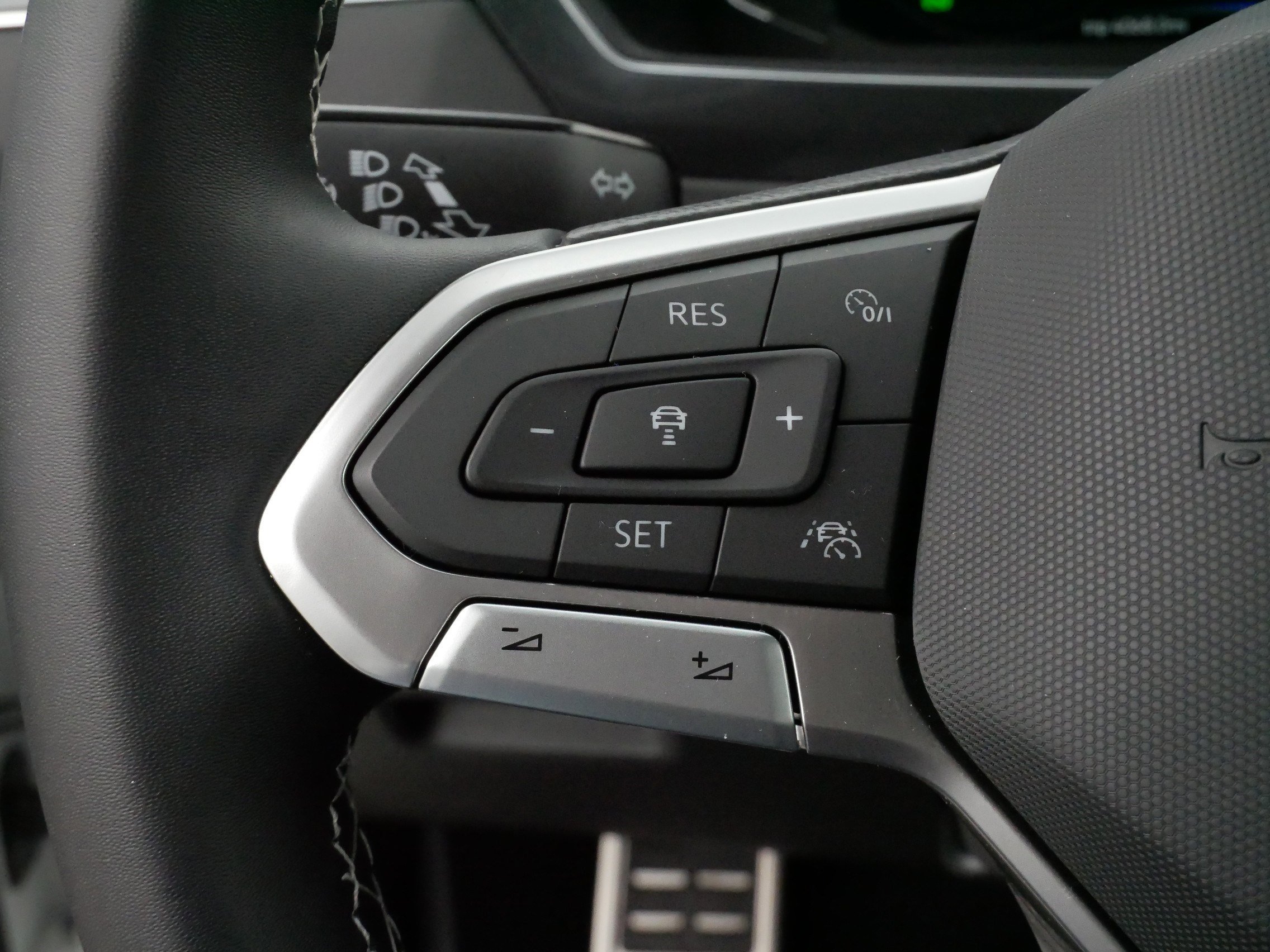 Used 2023 Volkswagen Tiguan SEL R-Line image 27