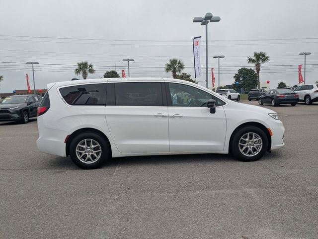 Used 2025 Chrysler Pacifica Select FWD image 2
