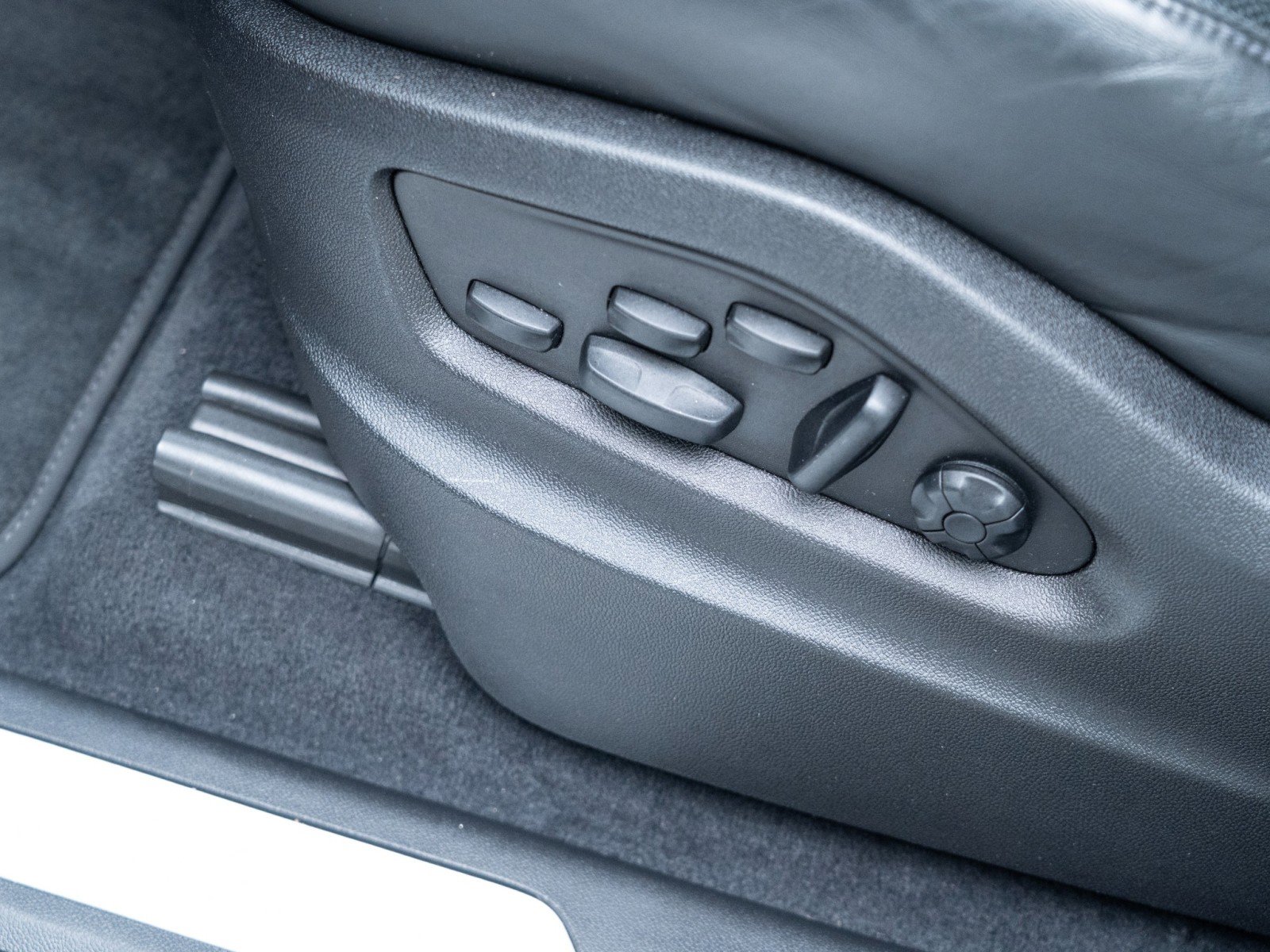 Certified 2022 Porsche Cayenne Platinum Edition image 15