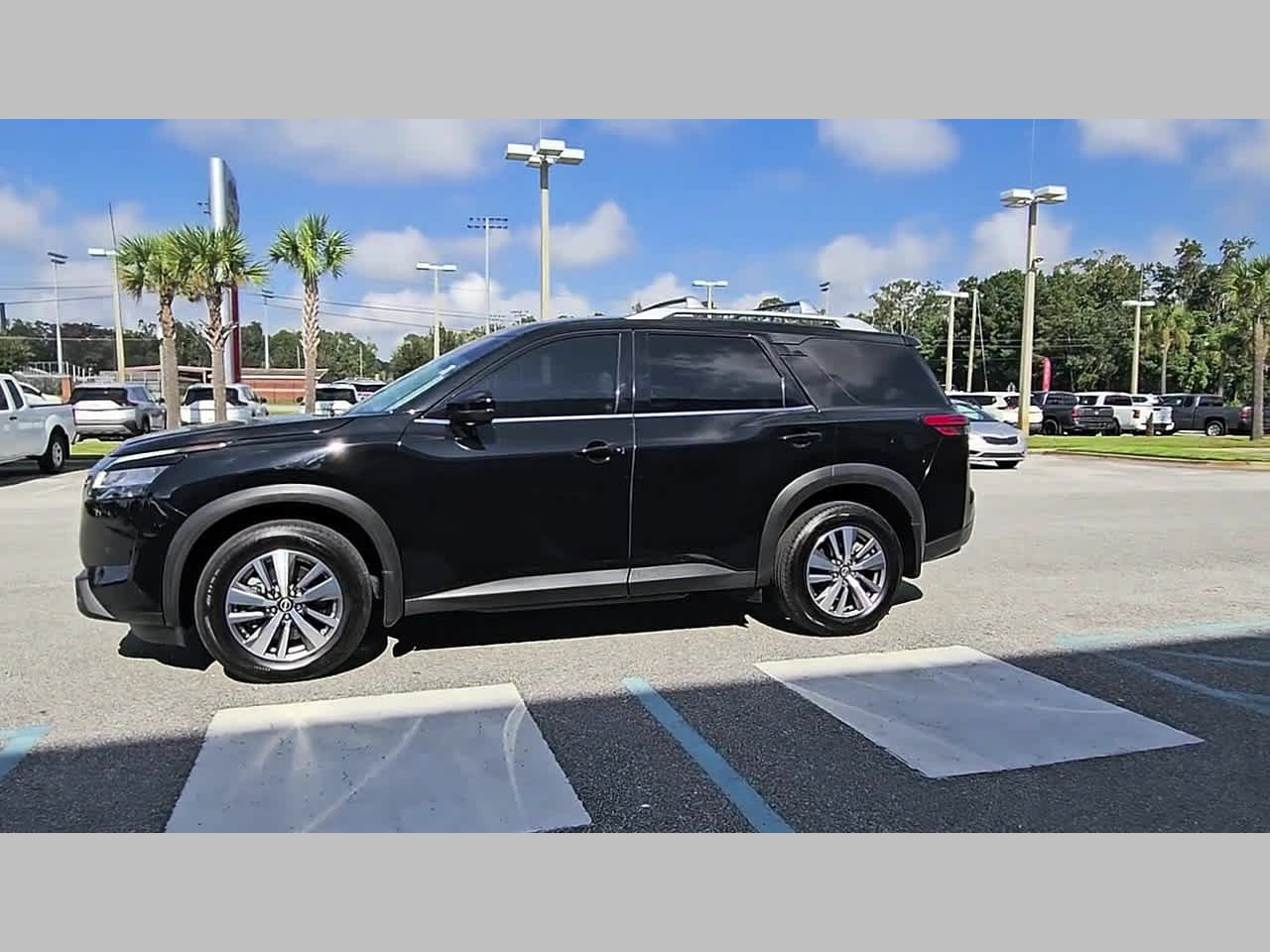 Used 2023 Nissan Pathfinder SL AWD/4WD image 25