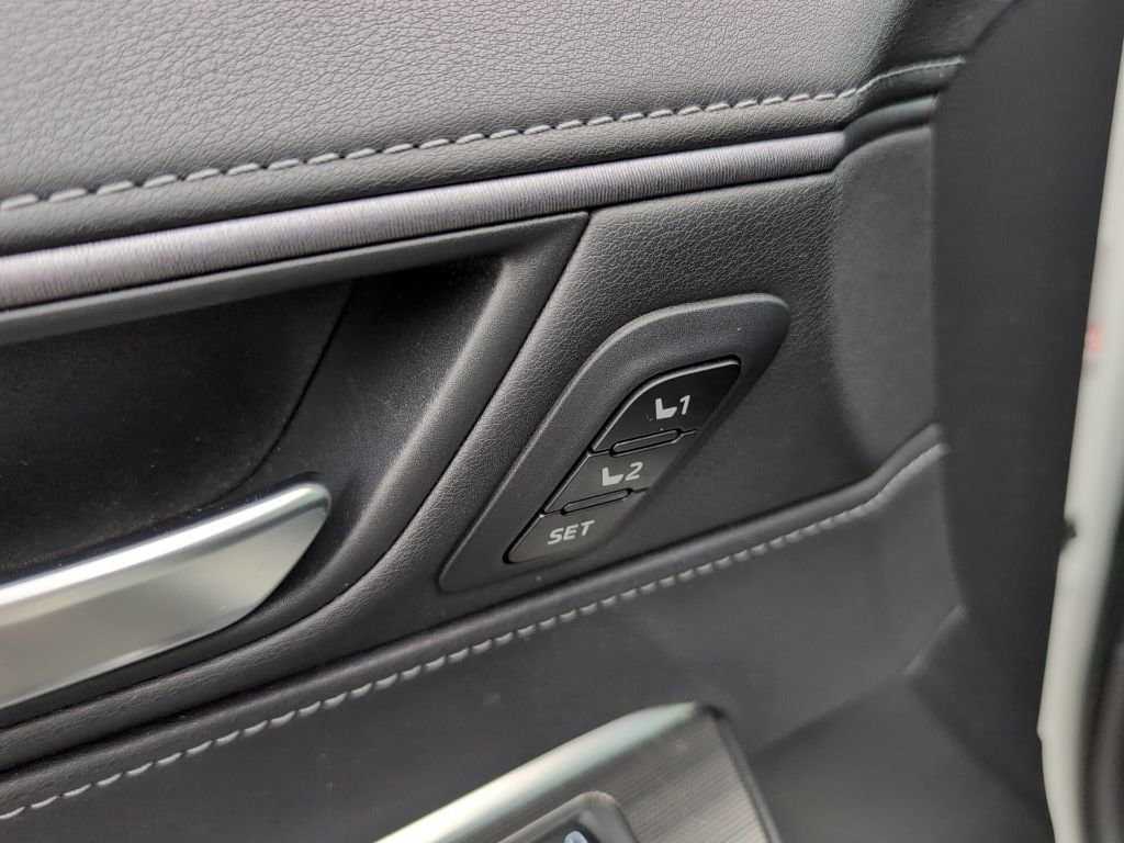 Used 2024 Toyota Venza Limited image 15