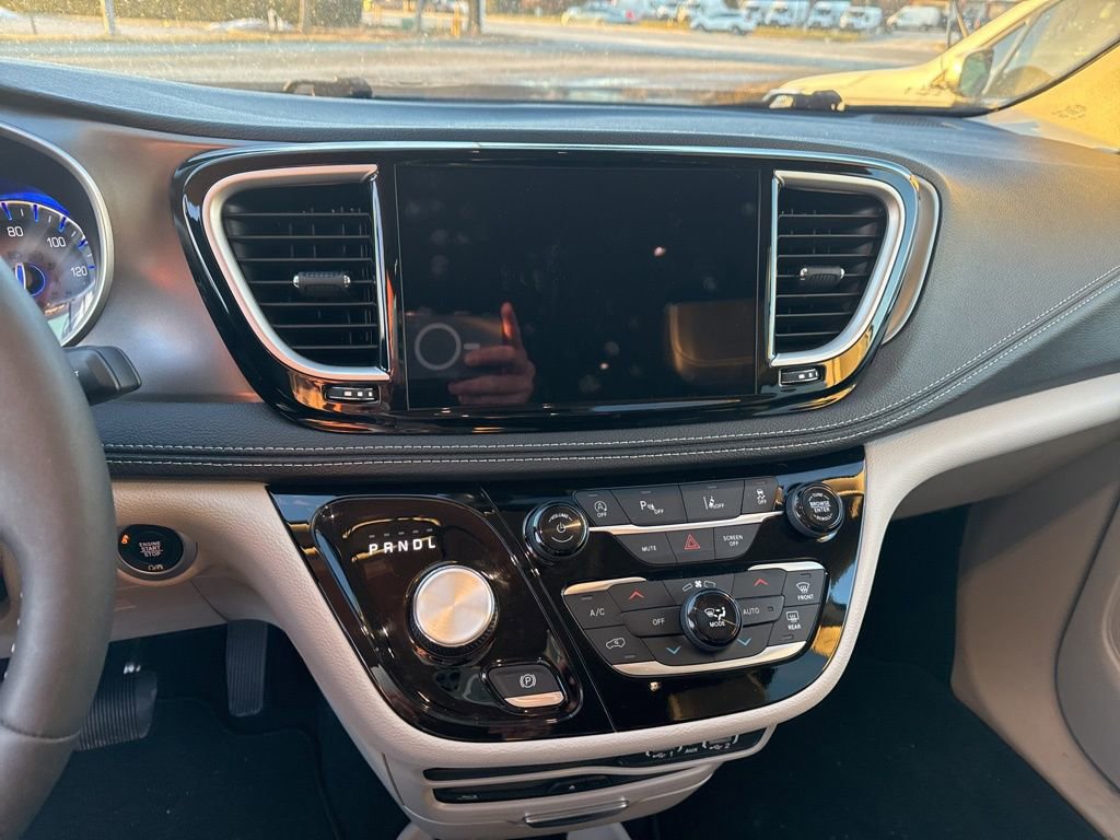 Used 2024 Chrysler Pacifica Touring-L w/ Uconnect Theater Family Group image 17