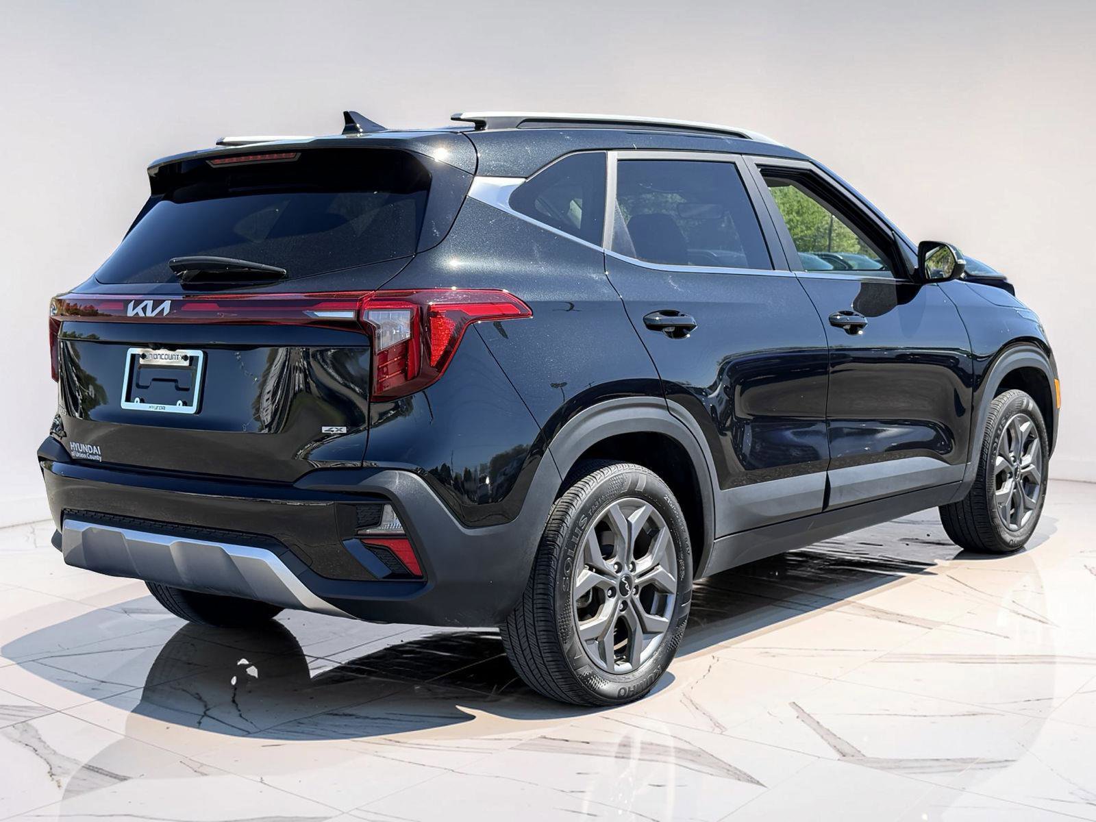 Used 2024 Kia Seltos S AWD/4WD image 3