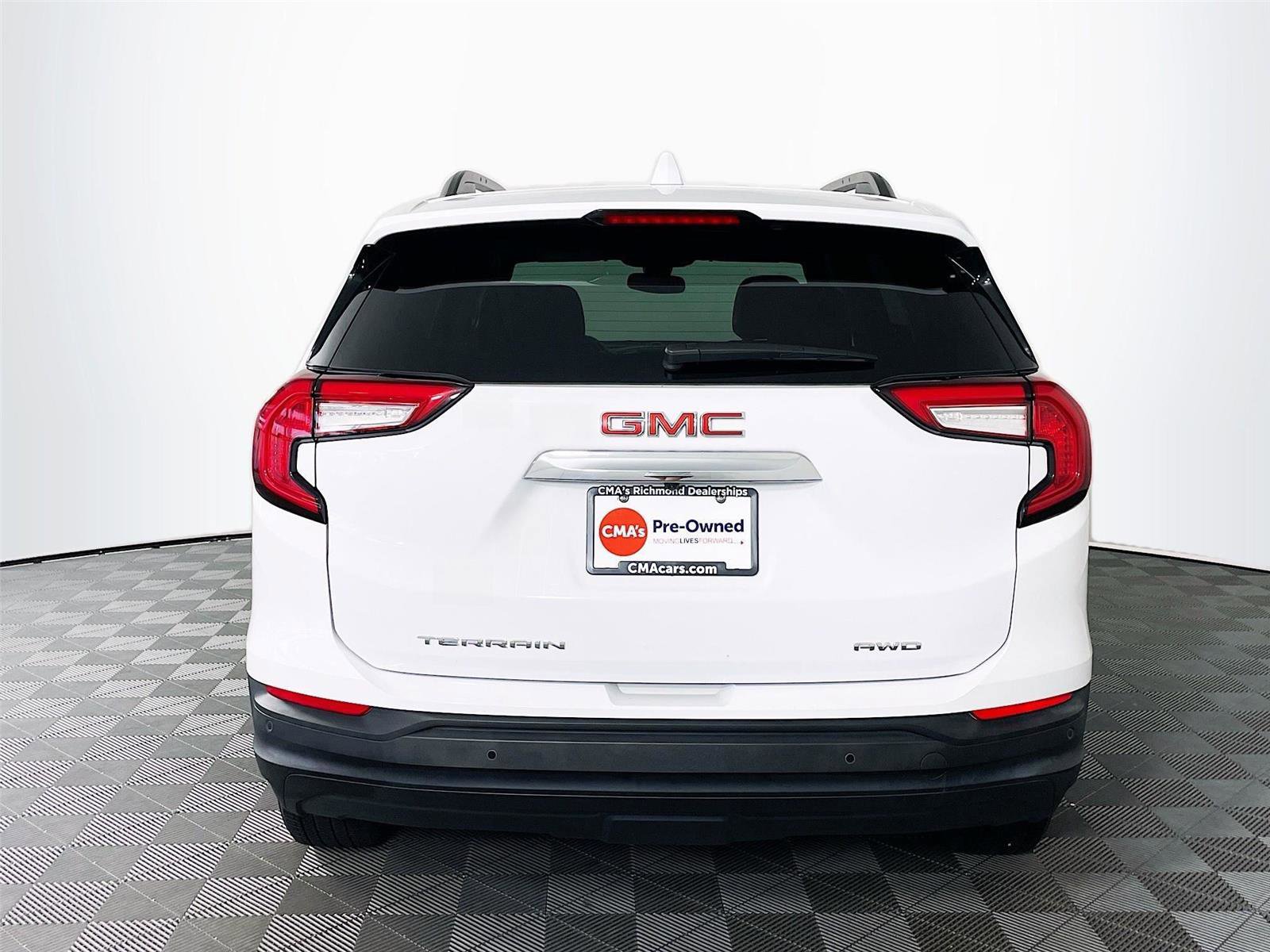 Used 2023 GMC Terrain SLE w/ Driver Convenience Package image 7