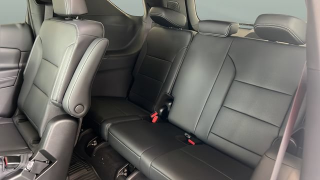 New 2027 Chevrolet Traverse LT w/ Sun and Wheel Package FWD image 18