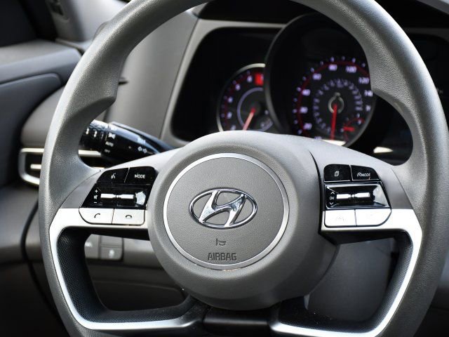 Used 2022 Hyundai Elantra SEL w/ Preferred Accessory Package FWD image 17