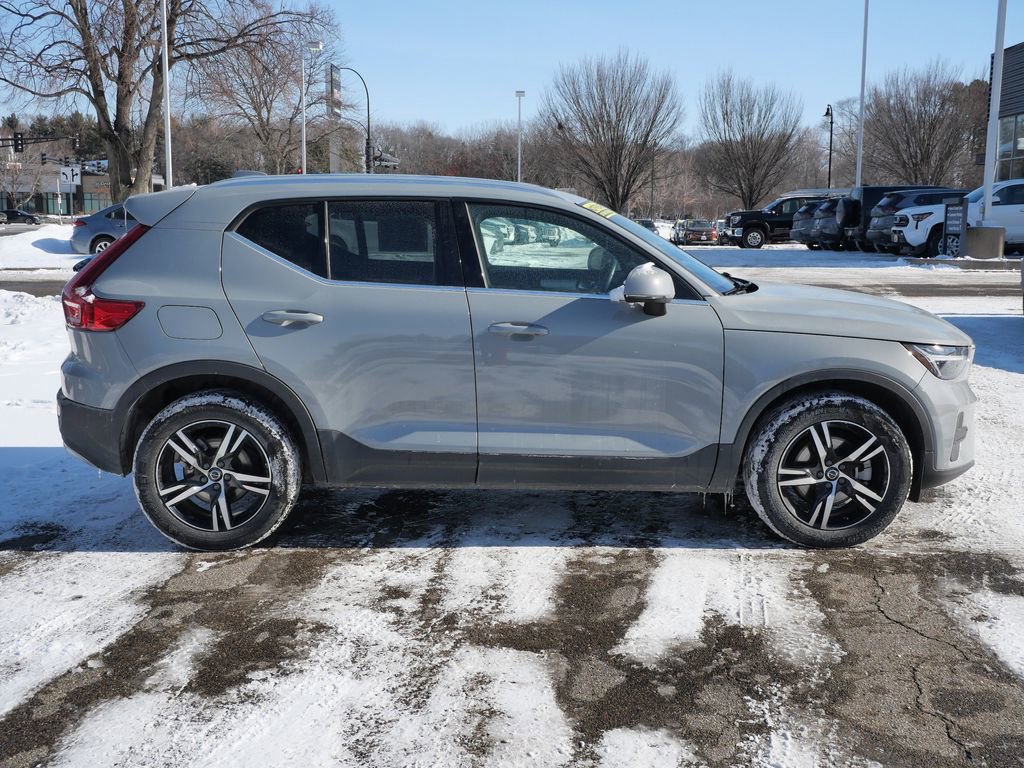 Used 2024 Volvo XC40 B5 Core image 13
