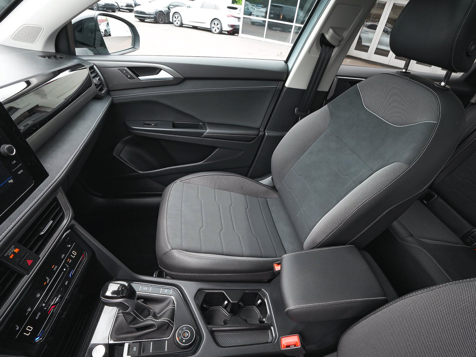 Used 2025 Volkswagen Taos SE AWD/4WD image 33