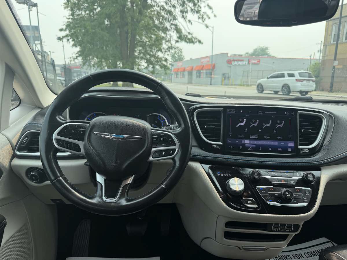 Used 2021 Chrysler Pacifica Touring-L FWD image 20