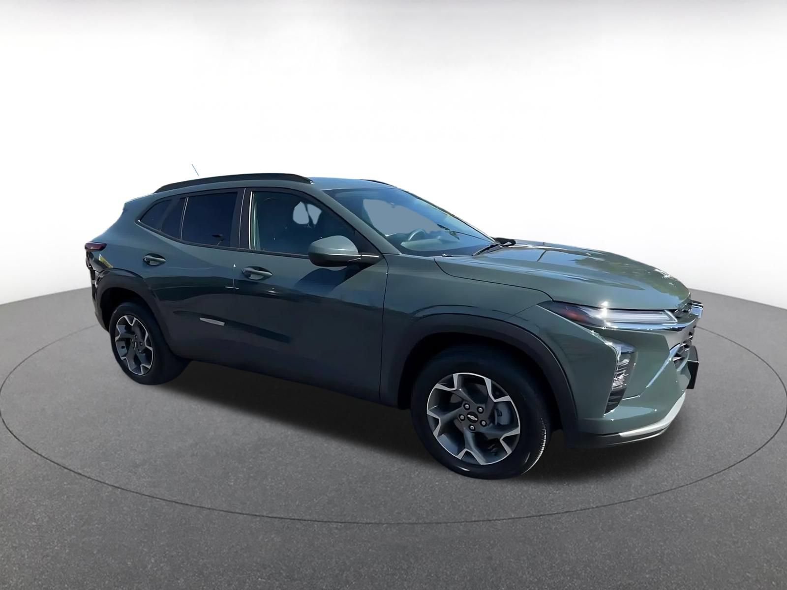 Used 2025 Chevrolet Trax LT FWD image 2