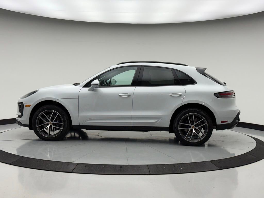 Used 2025 Porsche Macan image 2