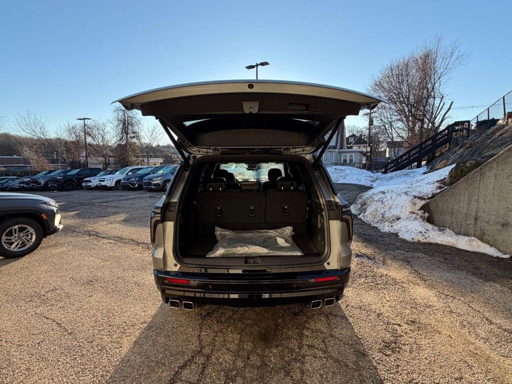 Used 2025 Chevrolet Traverse RS image 4