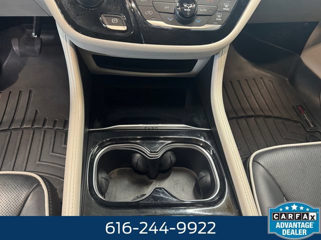 Used 2023 Chrysler Pacifica Limited AWD/4WD image 16