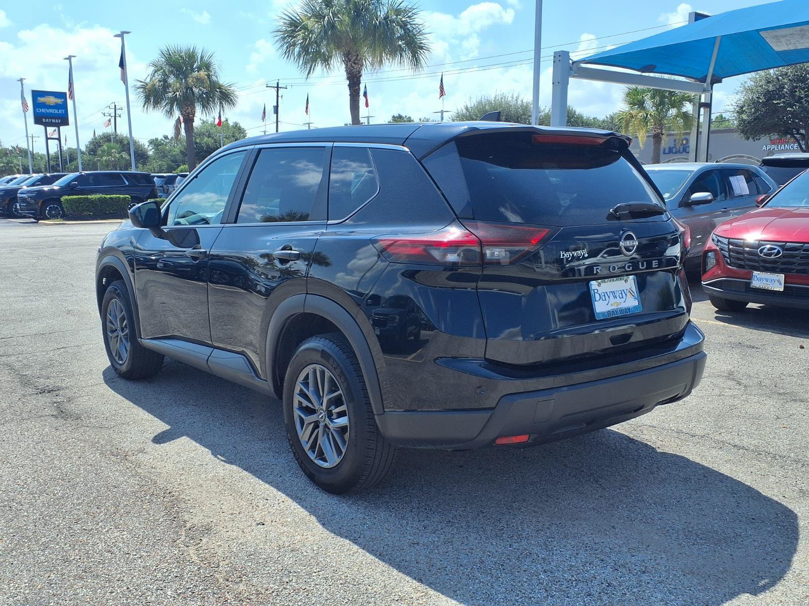 Used 2024 Nissan Rogue S FWD image 23