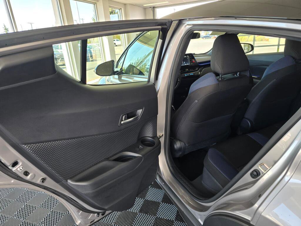 Used 2020 Toyota C-HR XLE image 34