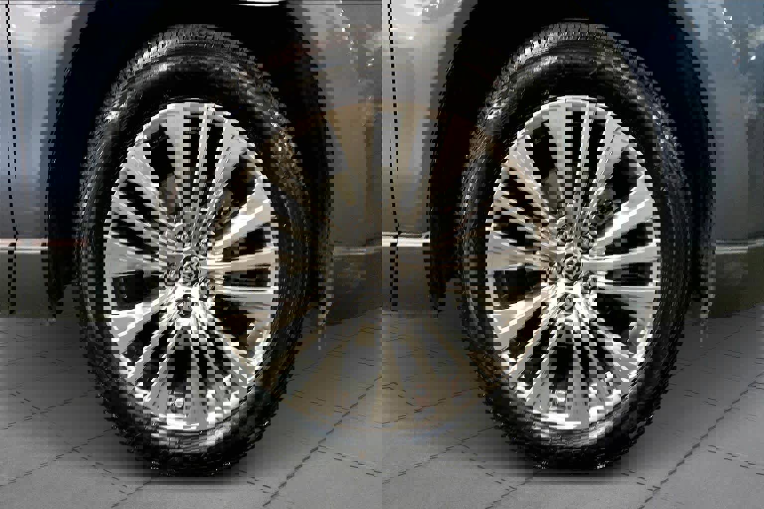 Used 2023 Toyota Venza XLE image 10