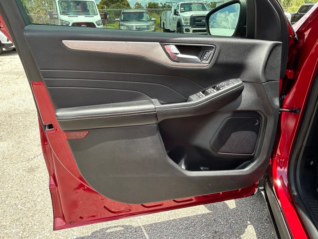 Used 2021 Ford Escape SE w/ SE Sport Appearance Package FWD image 34