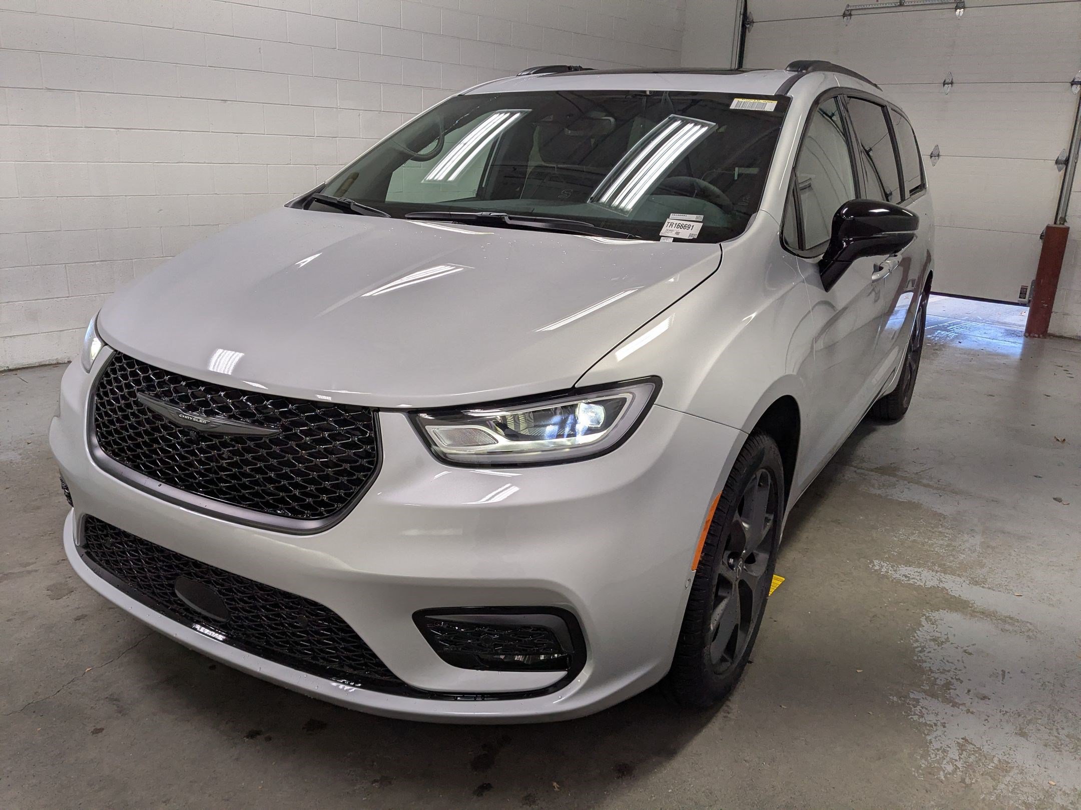 New 2026 Chrysler Pacifica Limited w/ S Appearance Package AWD/4WD image 10