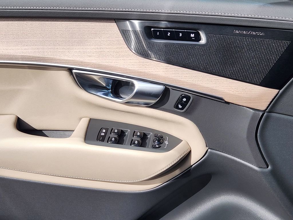 New 2026 Volvo XC90 T8 Plus w/ Protection Package Premier image 11